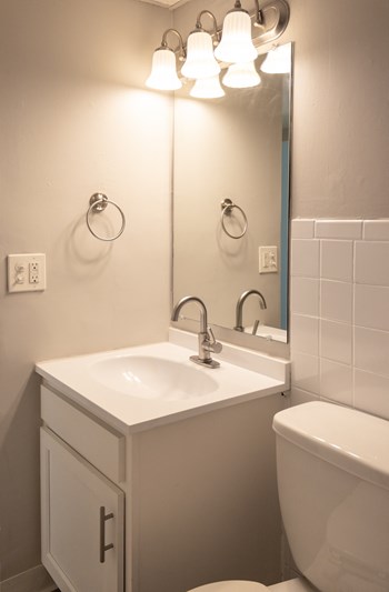 Cambridge Apartments - Bathroom - Photo Gallery 15