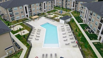 Lakeside Gardens - Exterior Pool - Photo Gallery 4