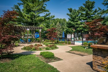 Regal Park - Exterior Courtyard - Photo Gallery 4