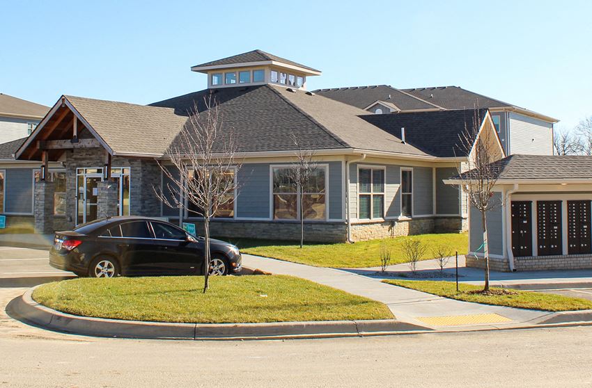 Villas of Jeffersonville - Exterior Clubhouse