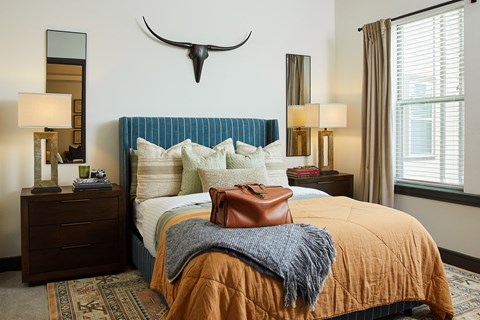 bedroom with queen size bed and dressers