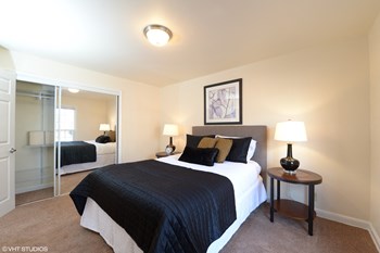 Colonial Court Bedroom - Photo Gallery 3