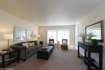 Colonial Court Living Room - Photo Gallery 2