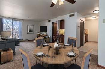 Park Plaza Dining & Living Rooms - Photo Gallery 2