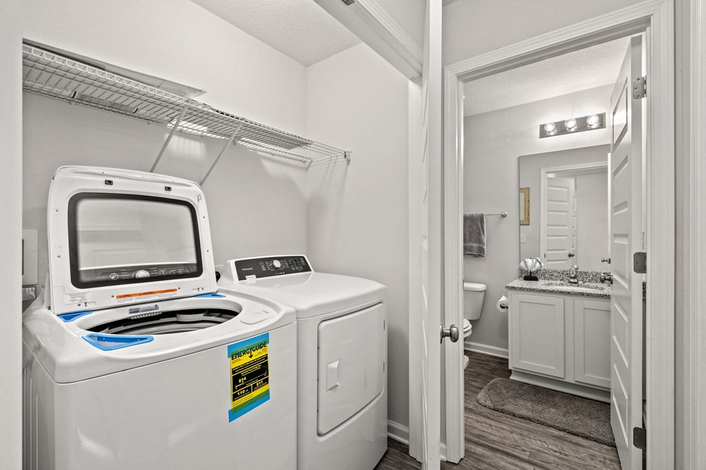 the laundry room is equipped with a washer and dryer