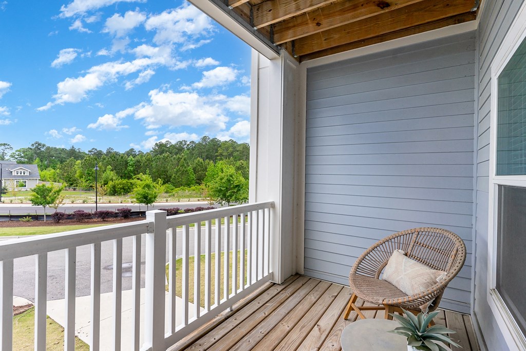 additional photo for property listing at chic digs with room to stretch out in the village 22 car