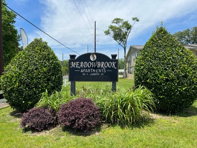 a sign that says macaw brook apartments