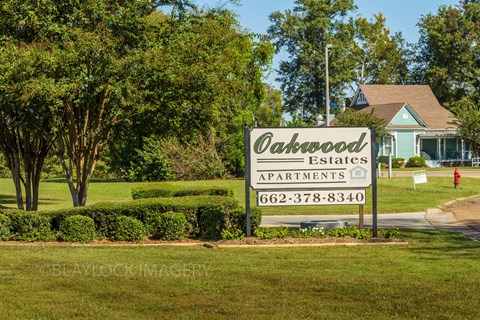 a sign for oakwood estates apartments