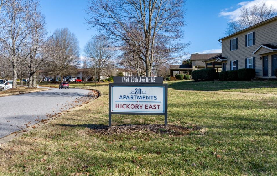 a sign in front of a house that says the apartments hickory east