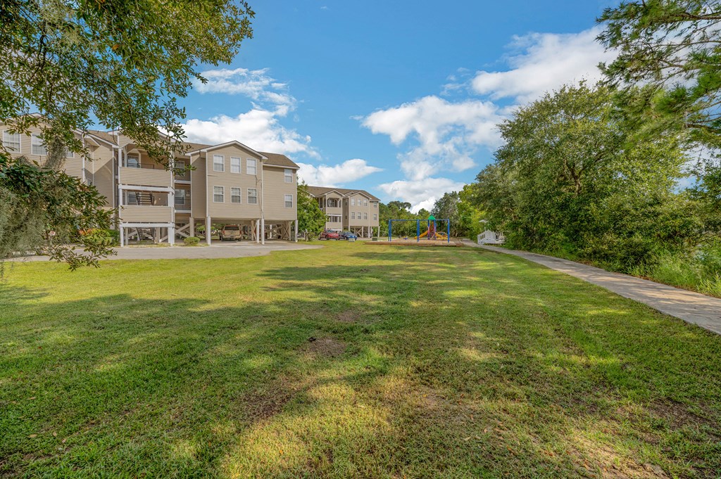 the preserve at ballantyne commons yard and apartment buildings