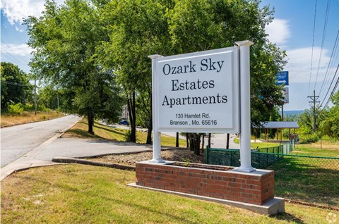 a sign that says oak sky estates apartments