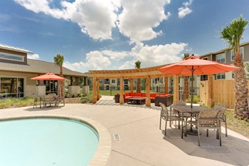 Pergola and sitting area at pool - Photo Gallery 5