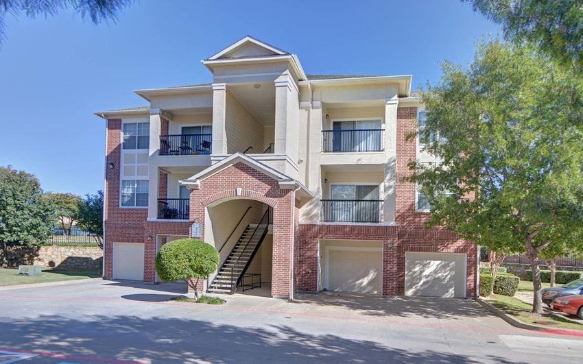 Exterior of building with garages - Photo Gallery