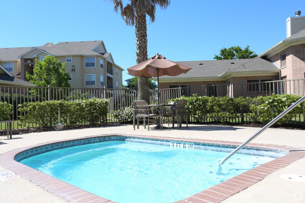 Hot tub at front pool
