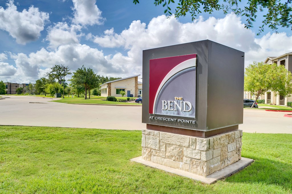 the bend at crescent corner sign at the bend apartments oh