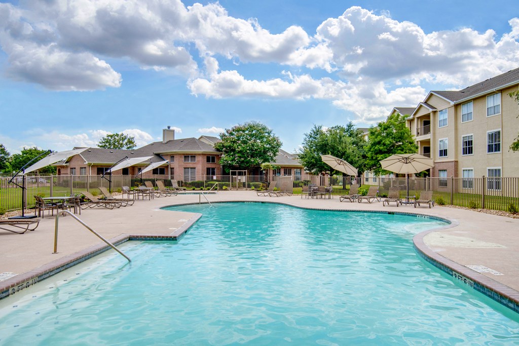 swimming pool at signature park apartments in Bryan Texas