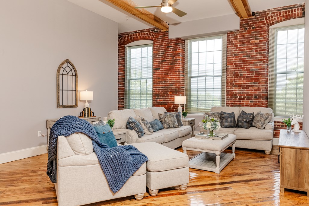 additional photo for property listing at chic digs with room to stretch out in the village 22 car