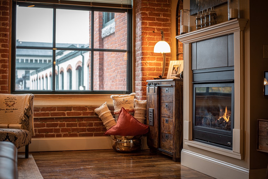 apartment for rent, Coventry, Warwick, West Warwick, Providence, 1 bedroom, 2 bedroom, 3 bedroom, luxury apartment, pet friendly, oversized windows, fireplace, hardwood floors