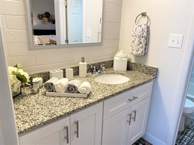 5145 N 7Th Street Studio-3 Beds Apartment for Rent - Photo Gallery 7