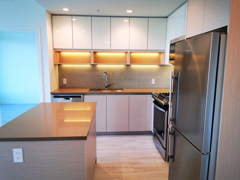 611-8850 University Crescent 2 Beds Apartment for Rent