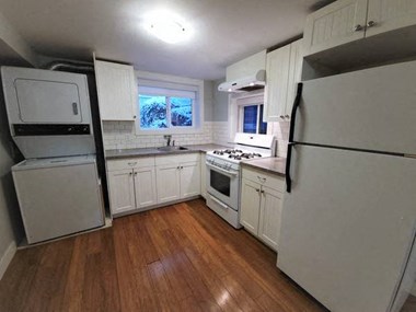 2916 Fraser Street 2 Beds House for Rent - Photo Gallery 1