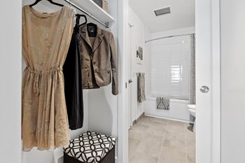 6 Oblats Studio-2 Beds Apartment for Rent - Photo Gallery 6