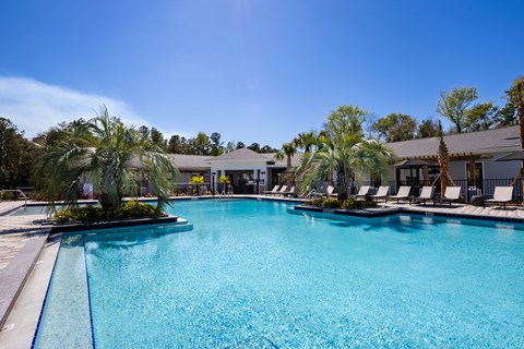 Apartment with Big Pool and Chaisse Lounges in St. Johns, Florida