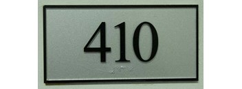 a street sign with the number 400 on it