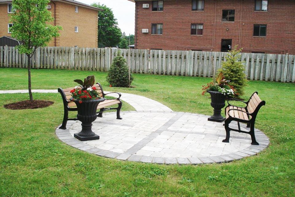 Wellington Park Towers beautifully landscaped grounds with benches in St. Thomas, ON