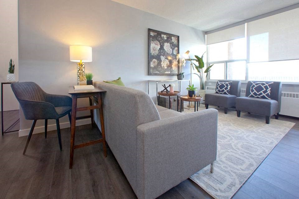 Main Square Apartments in Toronto, ON brightly lit living room