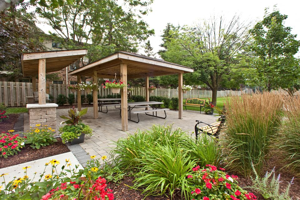 Wellington Park Towers beautifully landscaped grounds with gazebo and picnic tables in St. Thomas, ON