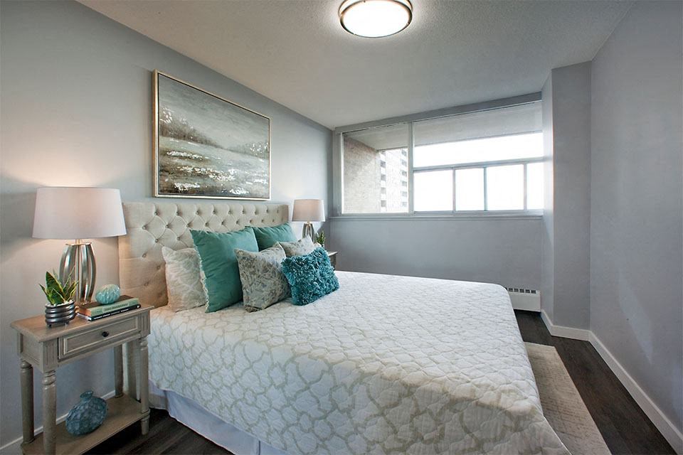 Main Square Apartments in Toronto, ON brightly lit bedroom