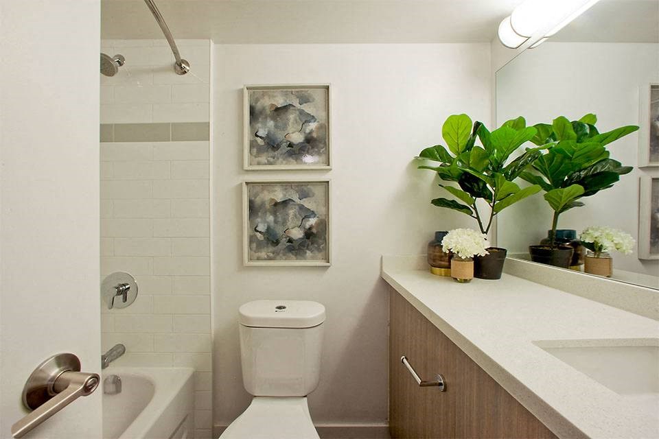 Main Square Apartments in Toronto, ON bathroom with full sized bathtub