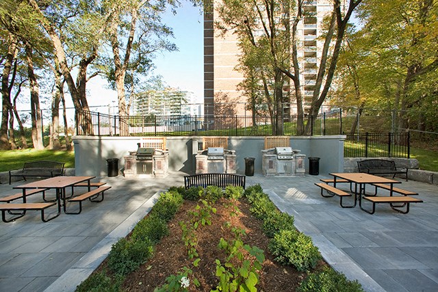 Brookbanks Apartments patio