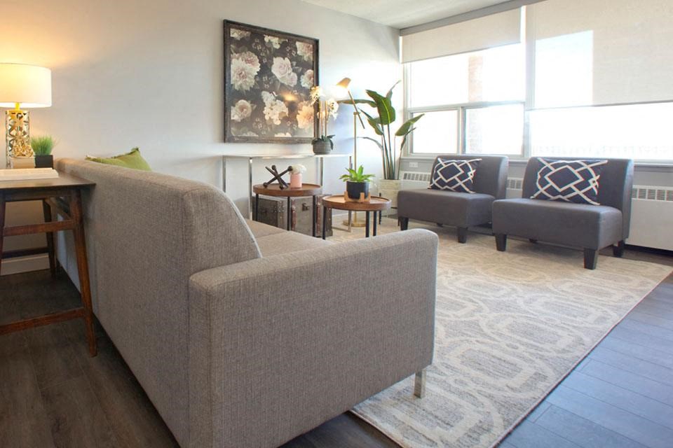 Main Square Apartments in Toronto, ON spacious living room