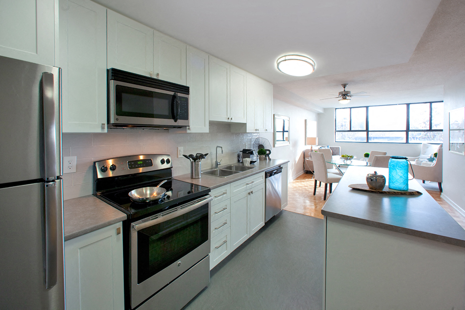 190 Cityview in Brampton, ON kitchen with staineless steel appliances