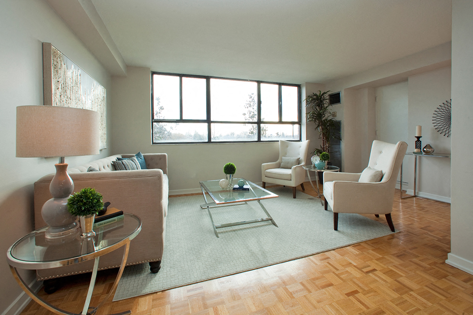 190 Cityview in Brampton, ON Living room with big windows and natural lighting