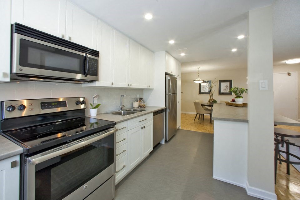 Open concept kitchen at Highpoint Apartments in Barrie looking towards dining room