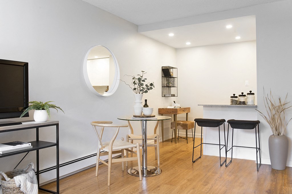 Glades on 55 dining area featuring brightly lit kitchen with breakfast bar in Langley, BC