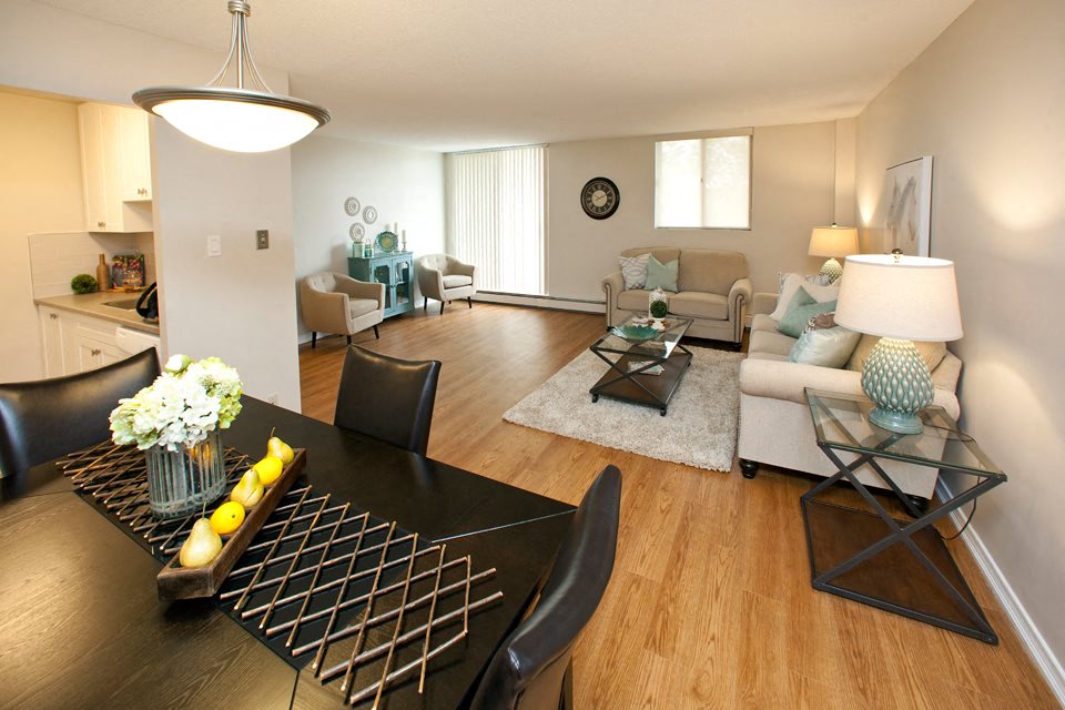 Wellington Park Towers dining room and living room in St. Thomas, ON
