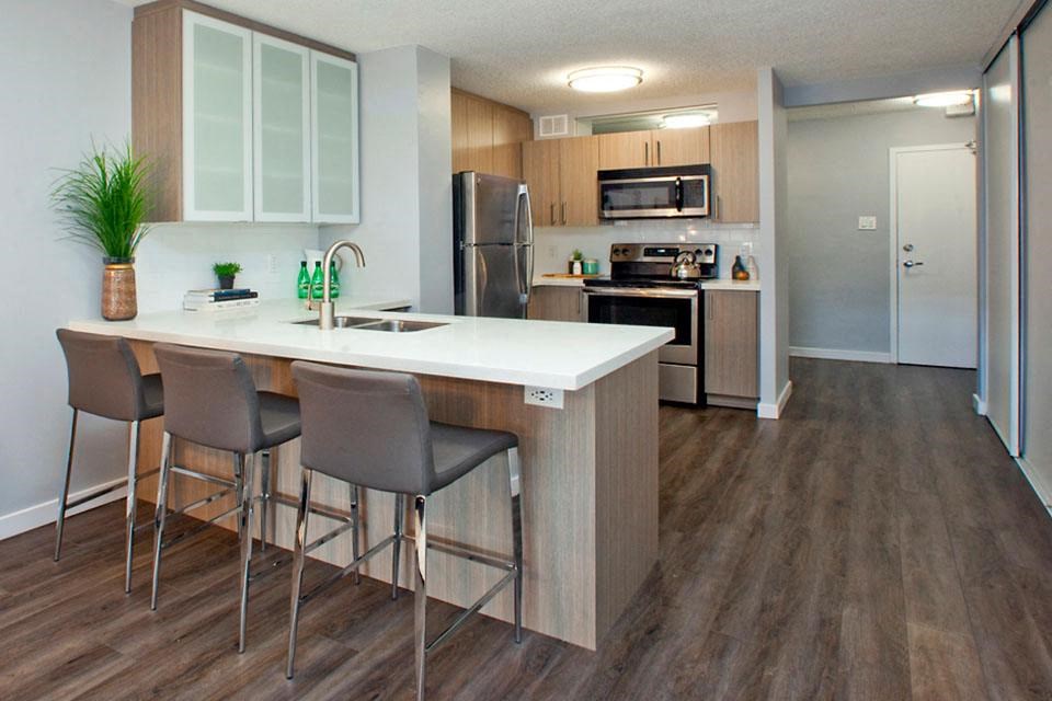 Main Square Apartments in Toronto, ON kitchen with peninsula island