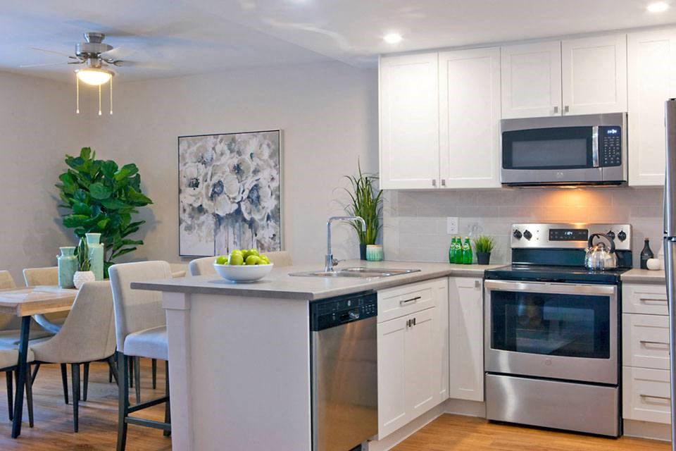 Prince Court Princess Manor in Welland, ON breakfast bar with