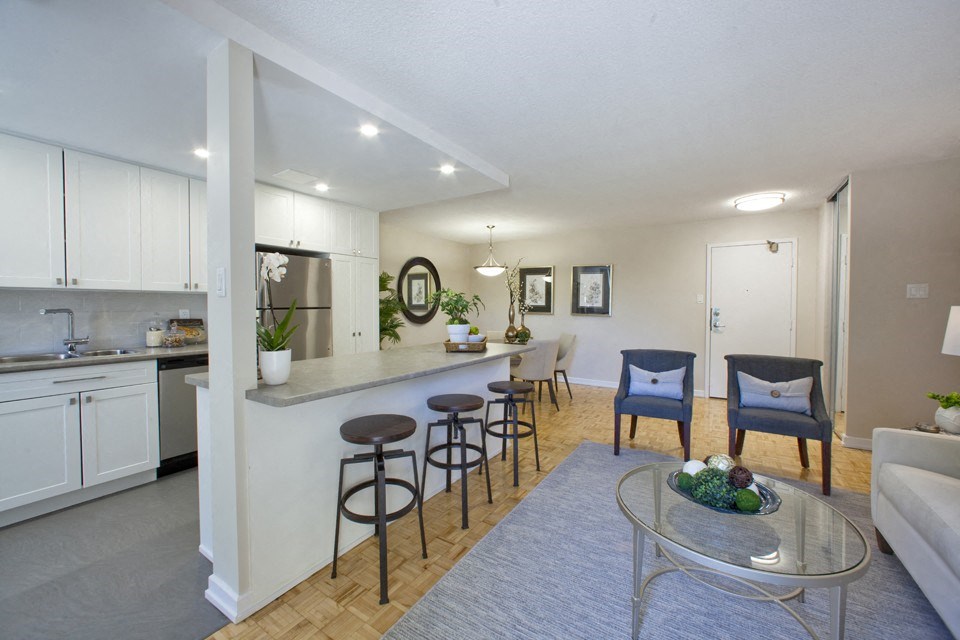 Highpoint Apartments in Barrie living room and kitchen showing breakfast bar with stools