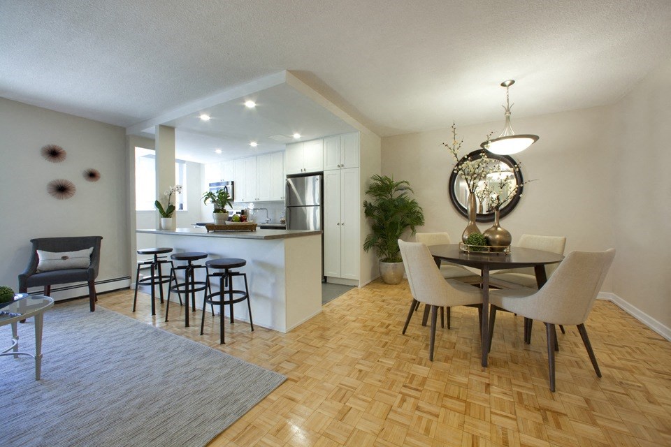 Open concept kitchen and dining room at Highpoint Apartments in Barrie