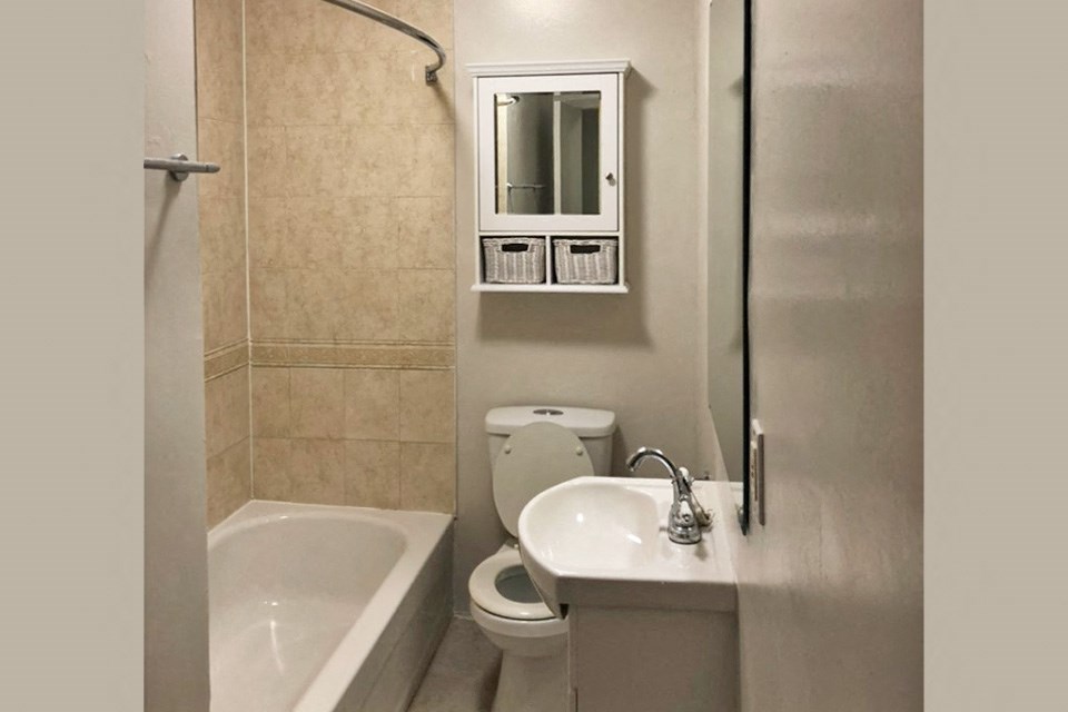 5062-5078 Dundas Street in Etobicoke, ON bathroom with full sized bathtub