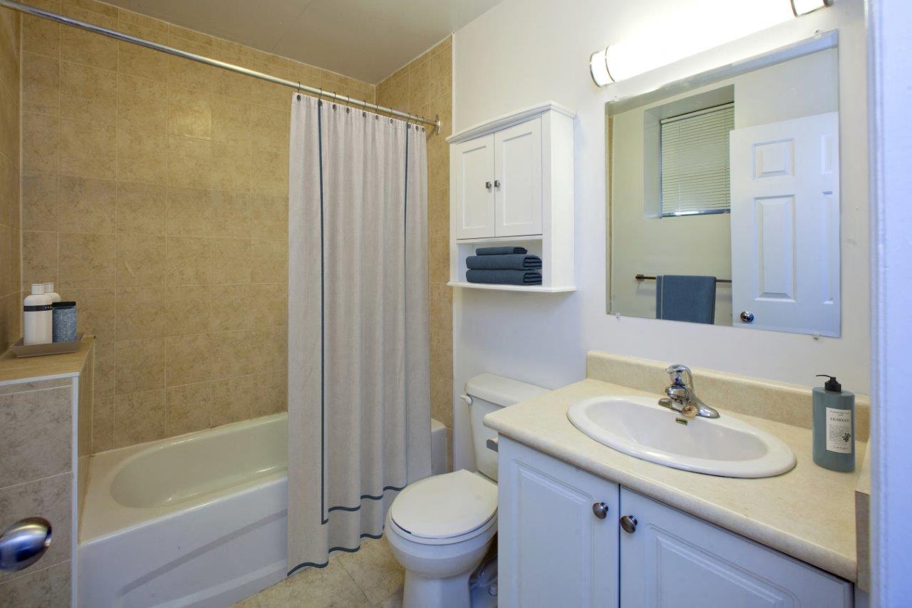 80 Beverley Street in Toronto, ON bathroom with full sized bathtub