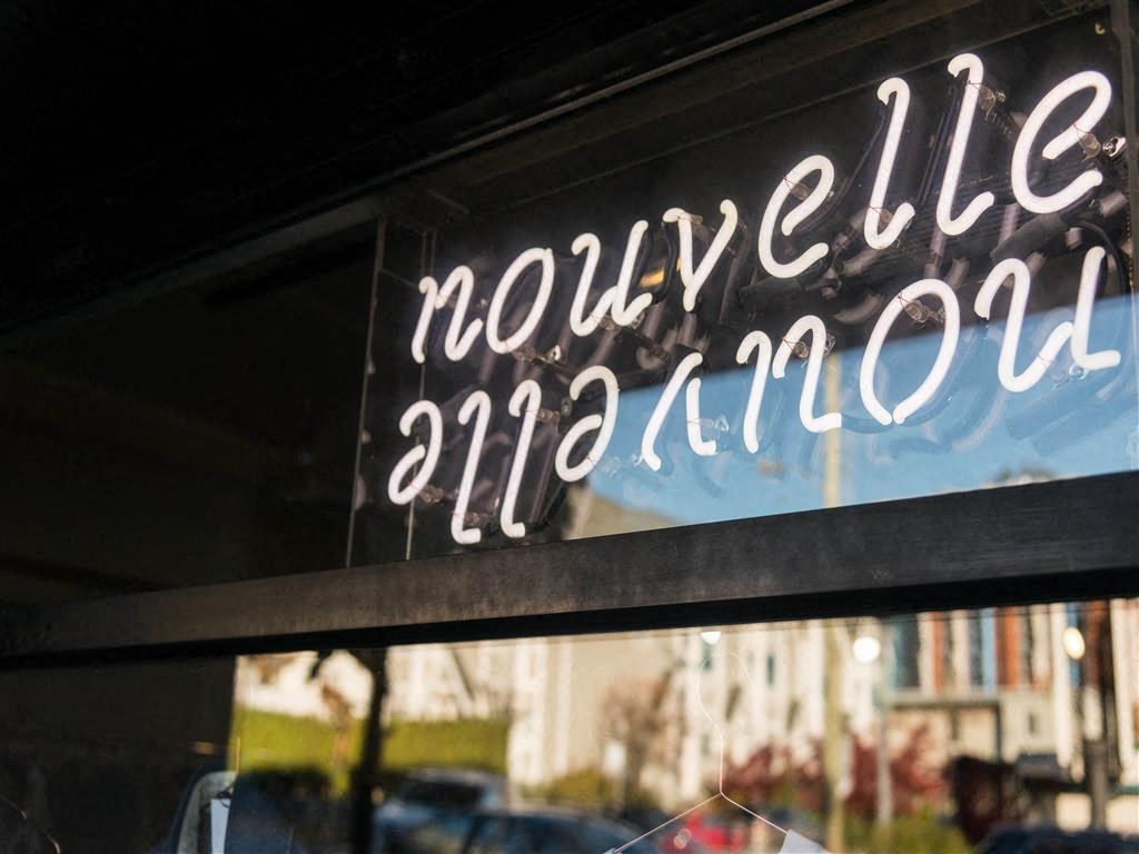 Neon sign that reads nouvelle