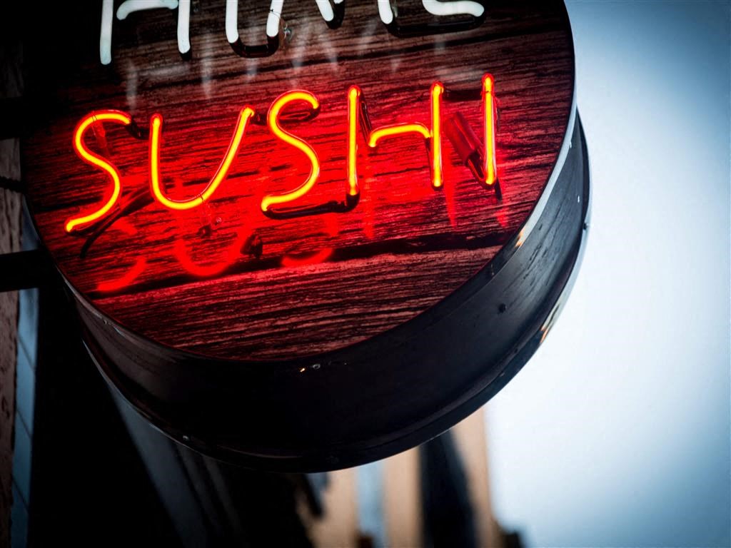 Neon sign that reads sushi