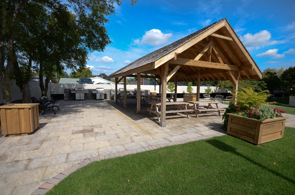 Bay Terrace gazebo with picnic tables in Belleville, ON