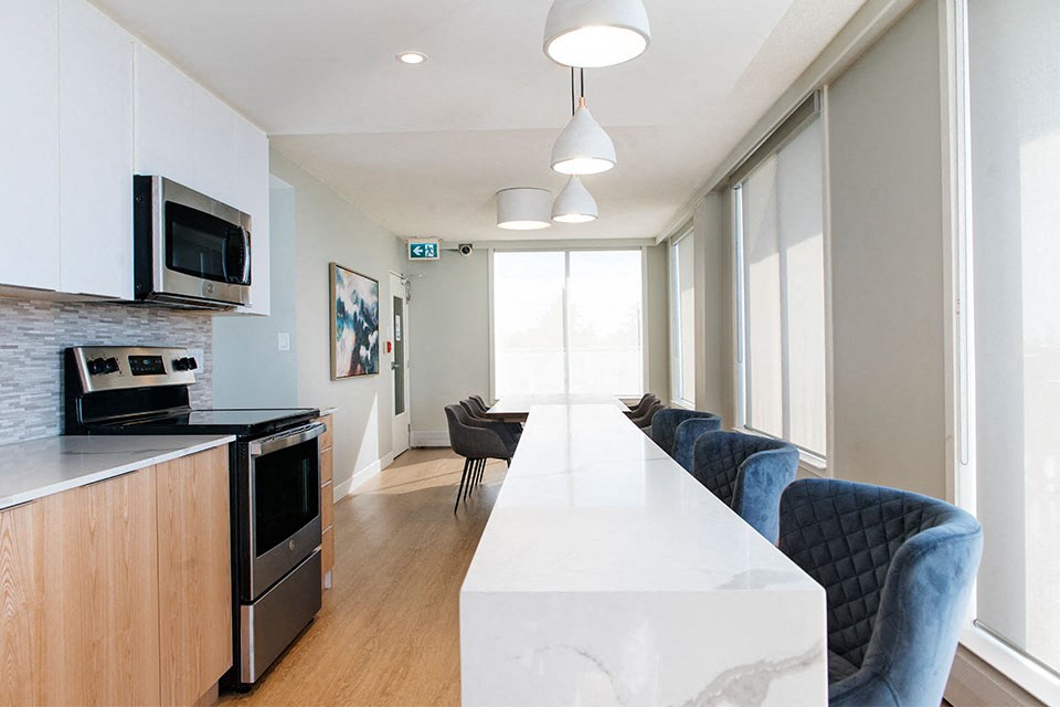 Bayview Gardens Apartment social room featuring lounge seating in White Rock, BC